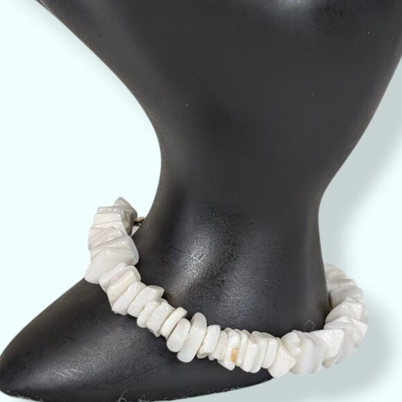 (2/$20) V. White Shell Beaded Bracelet - Picture 1 of 4